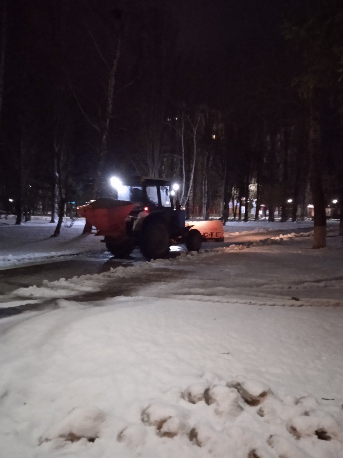 Сотрудники «Комбината благоустройства» продолжают работы по очистке дорог и тротуаров от снега 