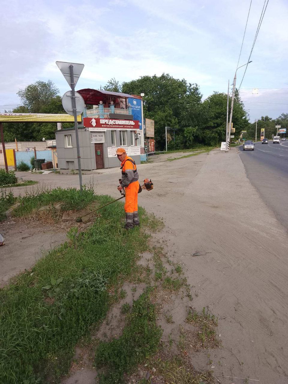 Благоустройство города сегодня: покос травы, очистка осевых и прилотковой зон, вывоз веток, сбор мусора