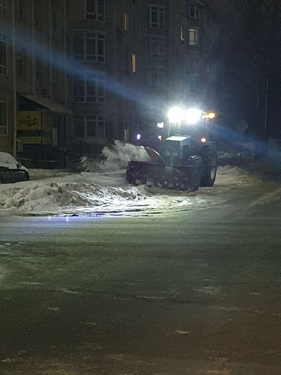 Коммунальные службы круглосуточно очищают дороги и тротуары, а также вывозят снег