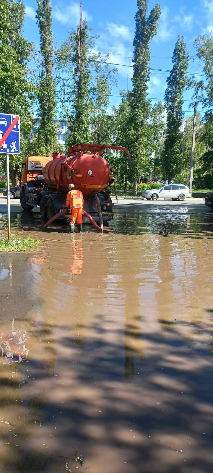 Сотрудники «Комбината благоустройства» ведут работы по откачке воды