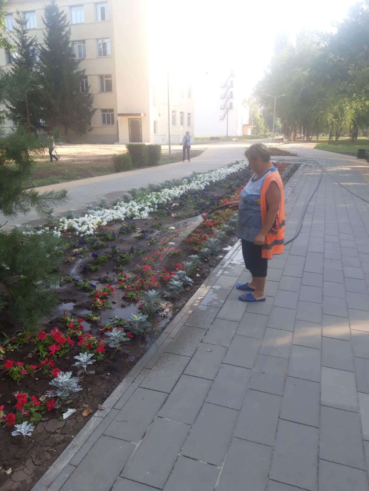 Ежедневно сотрудники Комбината благоустройства приводят город в порядок