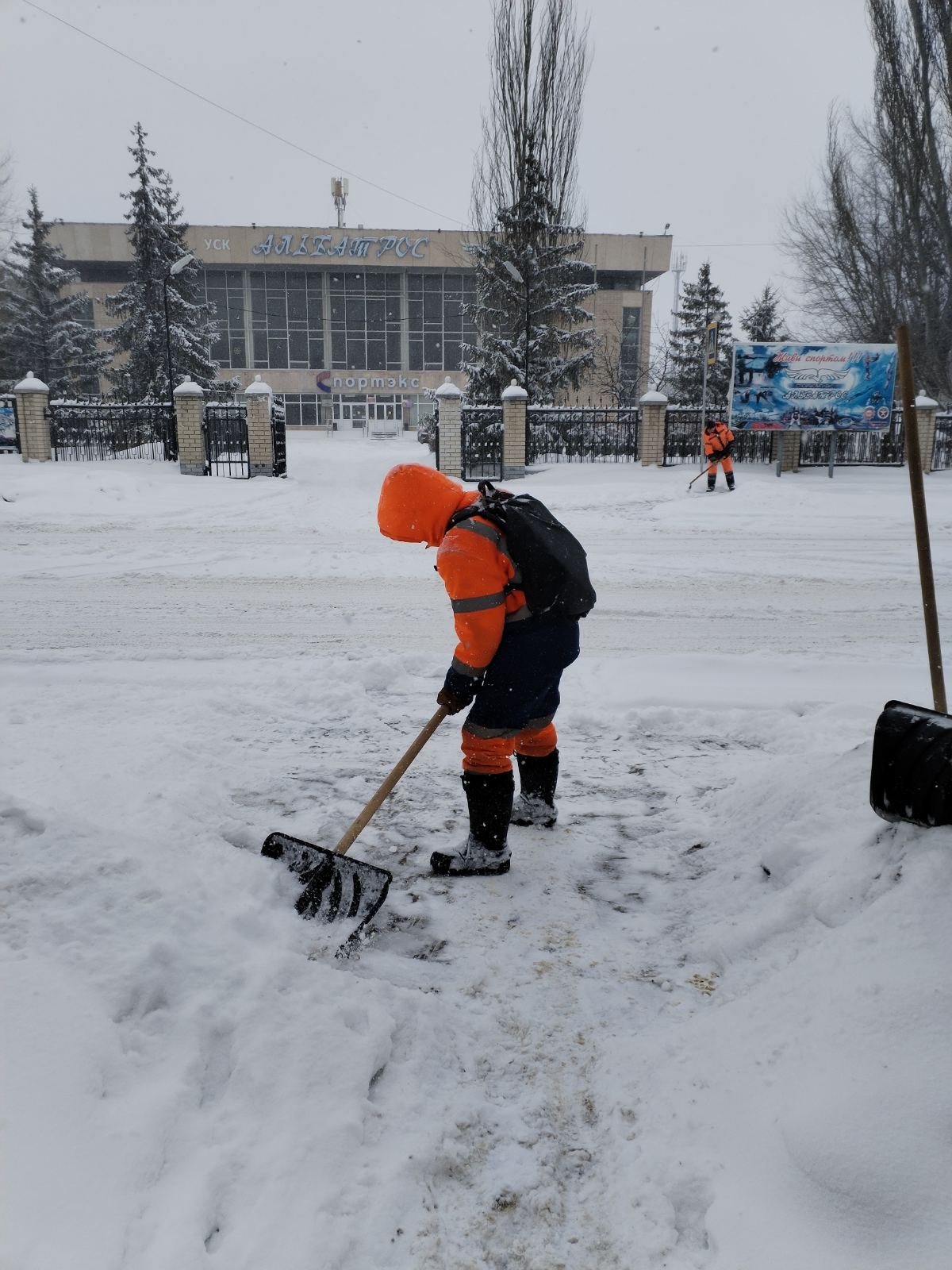 В Балакове продолжаются работы по очистке дорог и тротуаров от снега