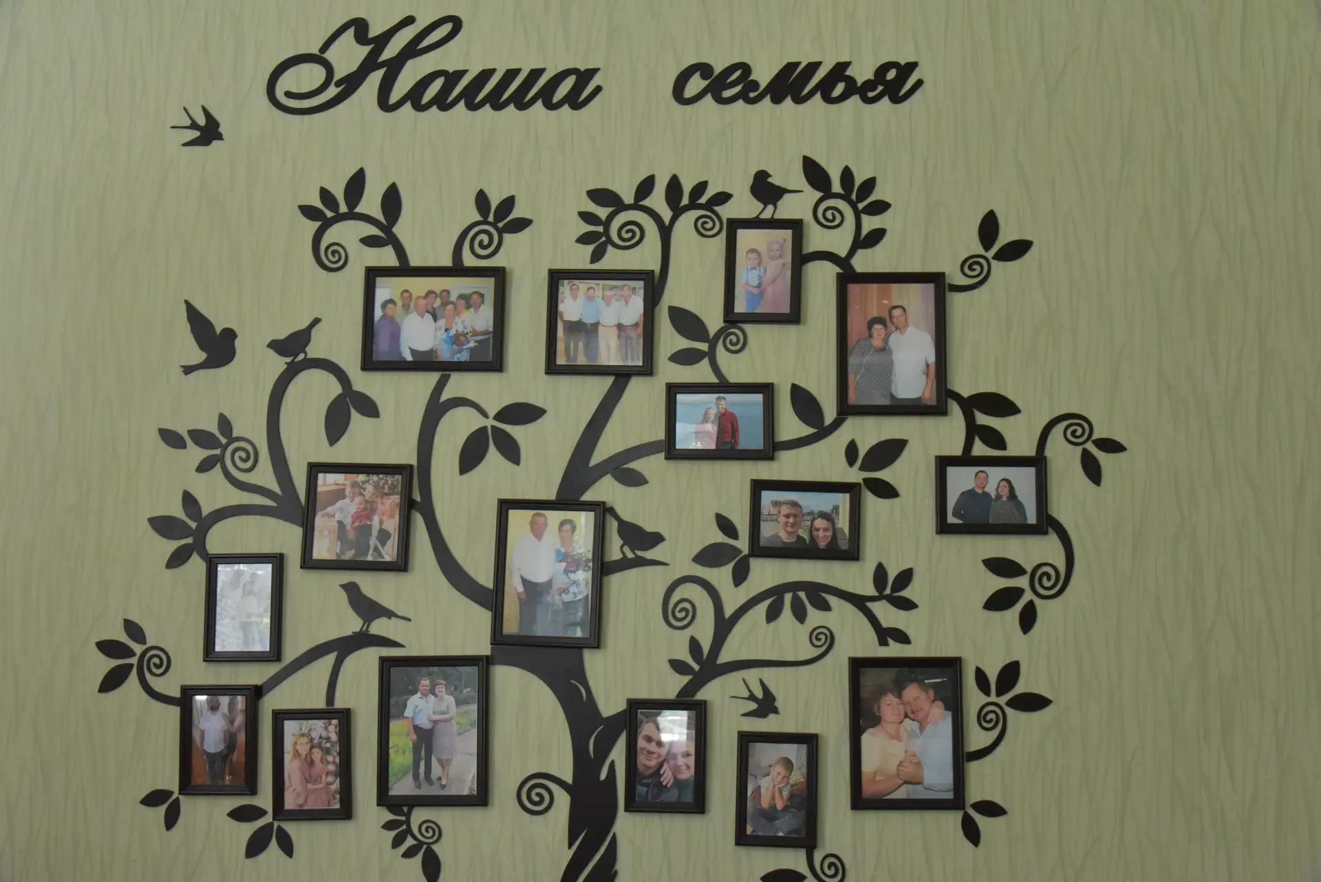 В День семьи, любви и верности, семье Клецковых из поселка Новониколаевский вручено свидетельство о занесении на Доску почета Саратовской области «Лучшие семьи Губернии» за достойное воспитание детей