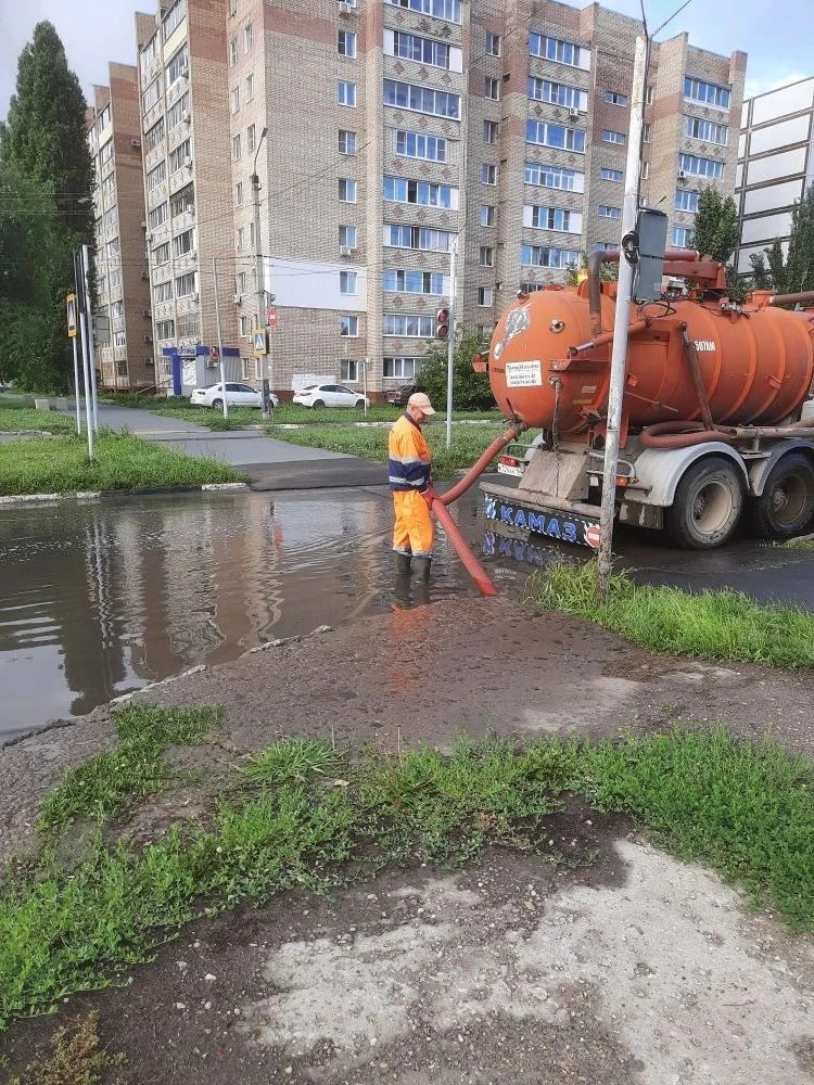 «Комбинат благоустройства» продолжает работы по ликвидации подтоплений и очистке улиц города