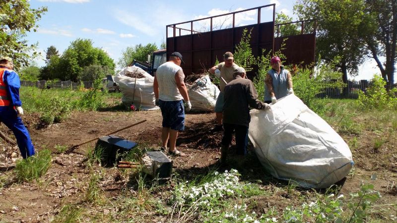 В рамках месячника по благоустройству на территории села Плеханы состоялся субботник