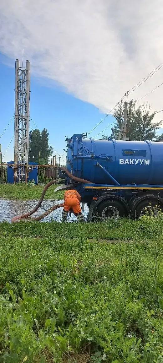 «Комбинат благоустройства» устраняет подтопления на городских улицах и во дворах после дождя