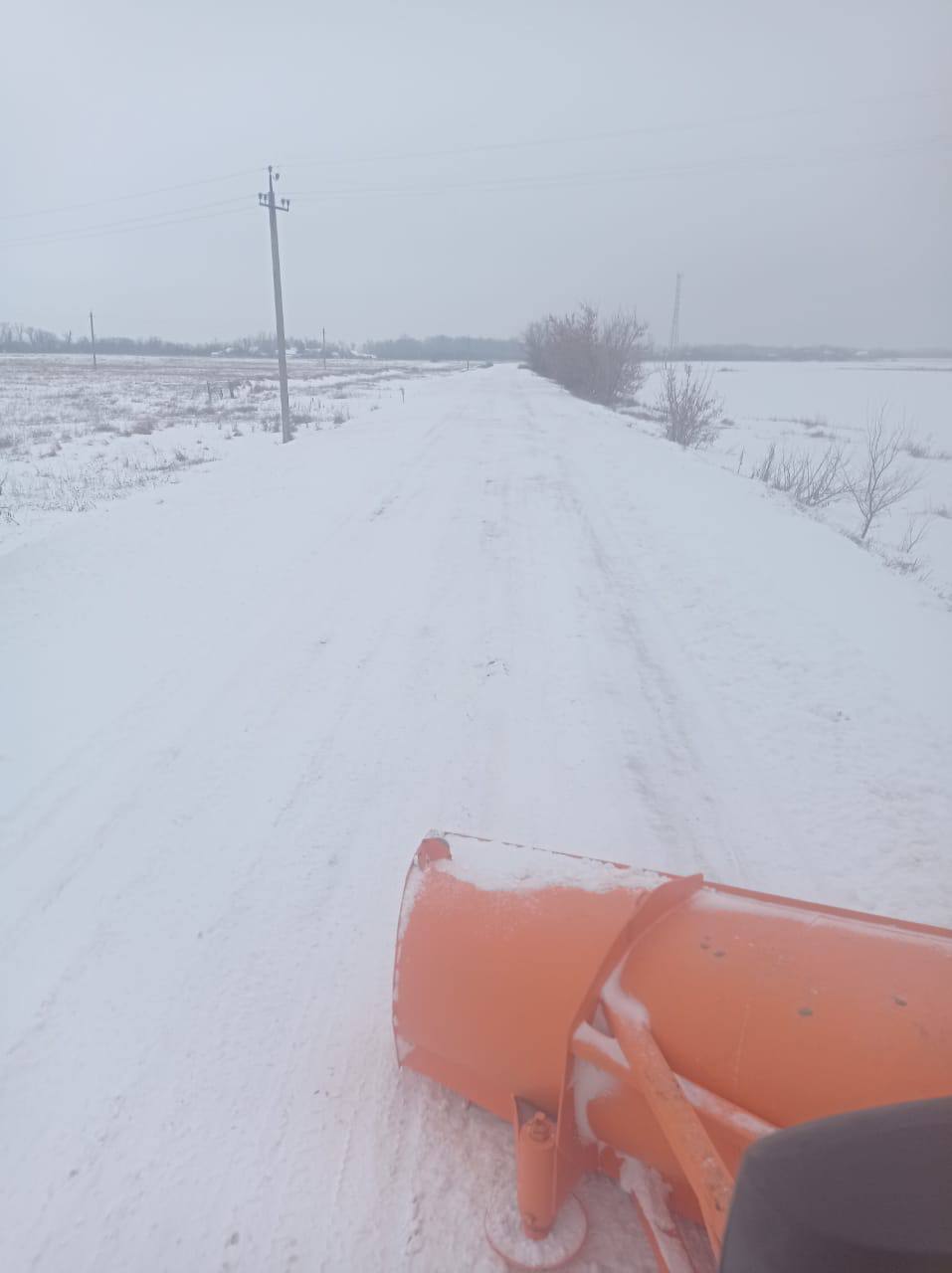 В Балакове продолжают очищать дороги, тротуары и общественные территории от снега