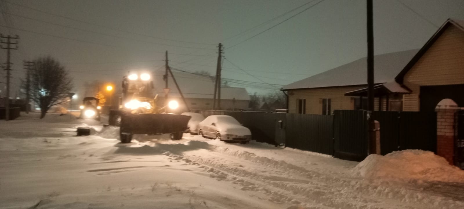 В Балакове коммунальные службы всю ночь убирали последствия непогоды. Работы по очистке снега продолжаются и сейчас