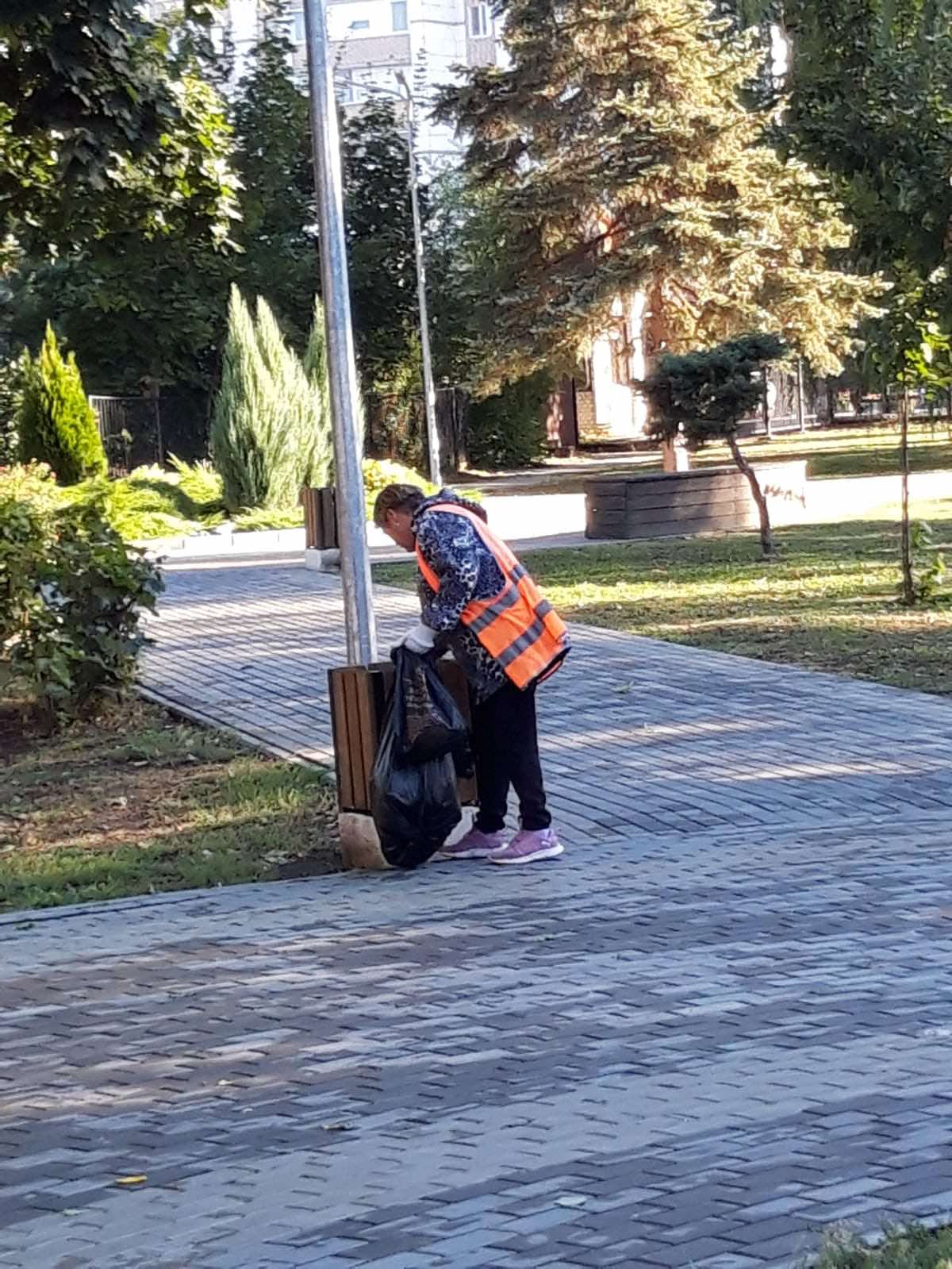 Ежедневно и без выходных. Сотрудники Комбината благоустройства продолжают наводить порядок в городе