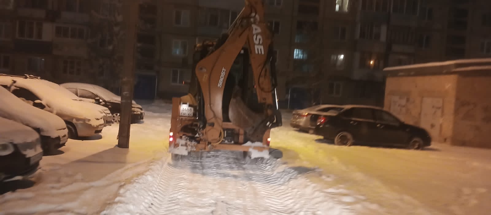 В Балакове коммунальные службы всю ночь убирали последствия непогоды. Работы по очистке снега продолжаются и сейчас