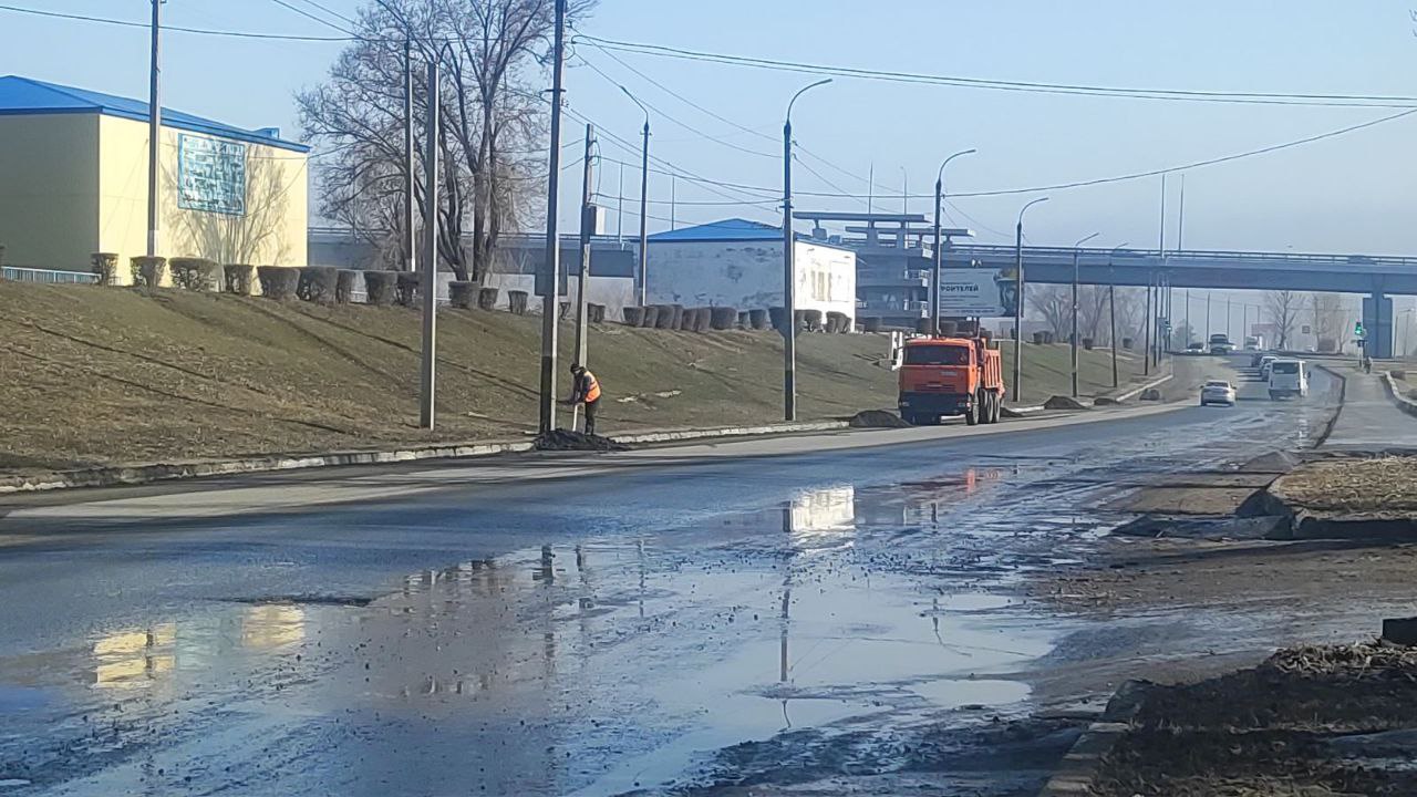 Откачка талых вод, уборка дорог и тротуаров: коммунальщики в ежедневном режиме занимаются благоустройством города