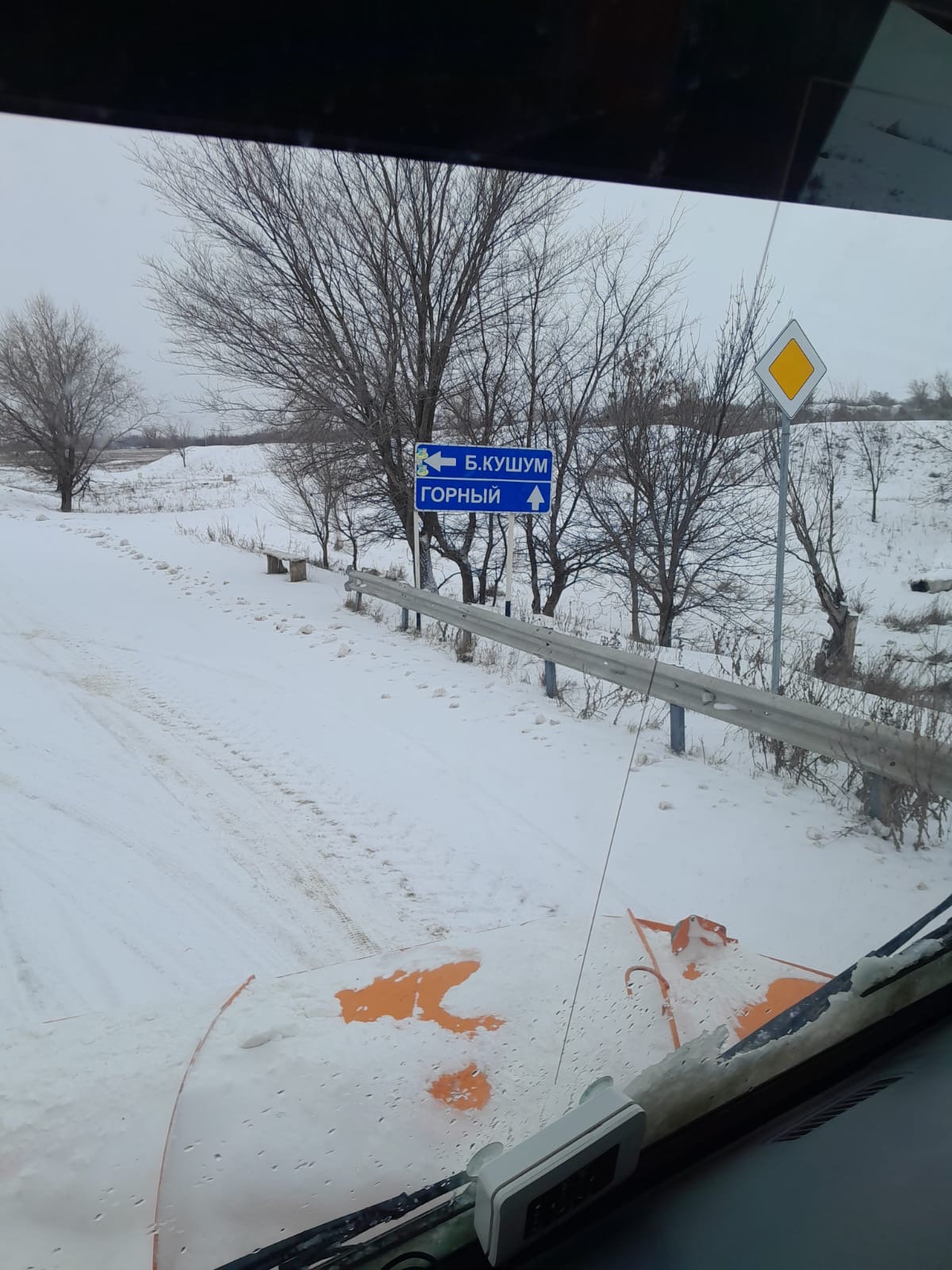 В Балакове продолжается очистка дорог и тротуаров от снега