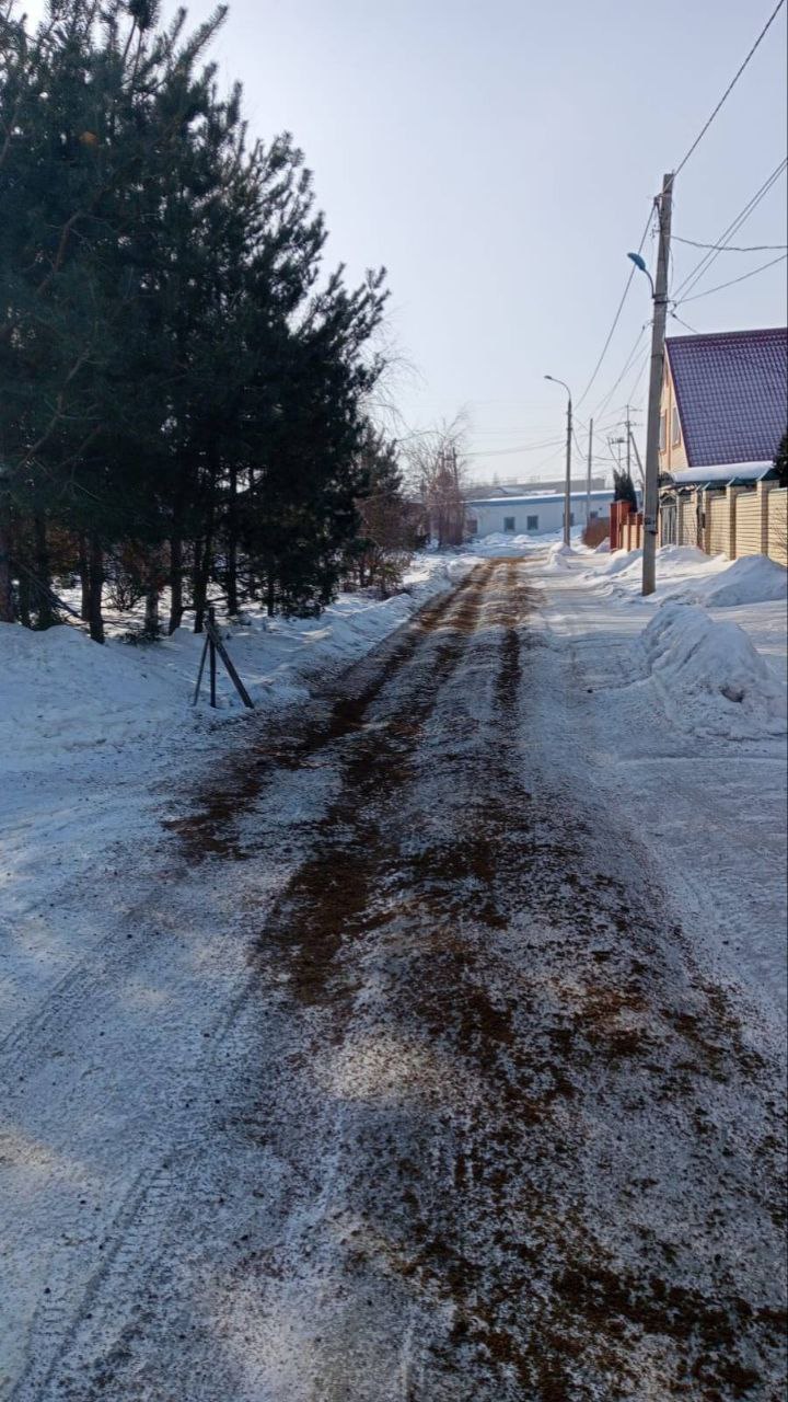 Коммунальные службы продолжают очищать дороги и тротуары от снега и наледи