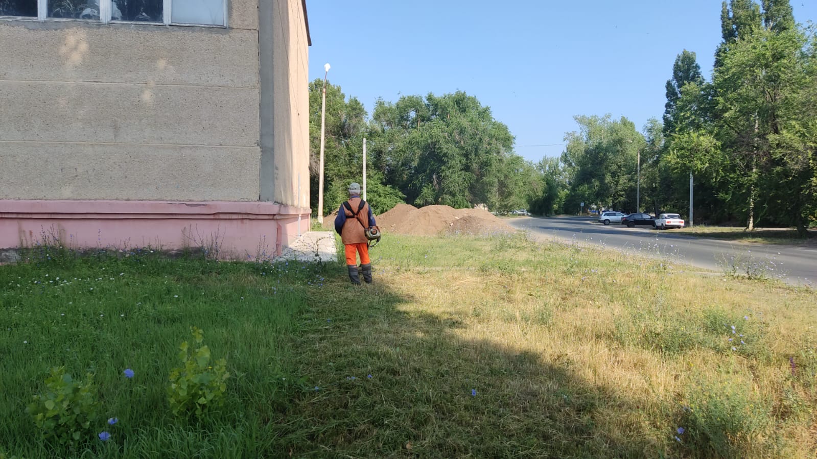 Покос травы, прополка клумб, подметание тротуаров. Коммунальные службы города работают в ежедневном режиме