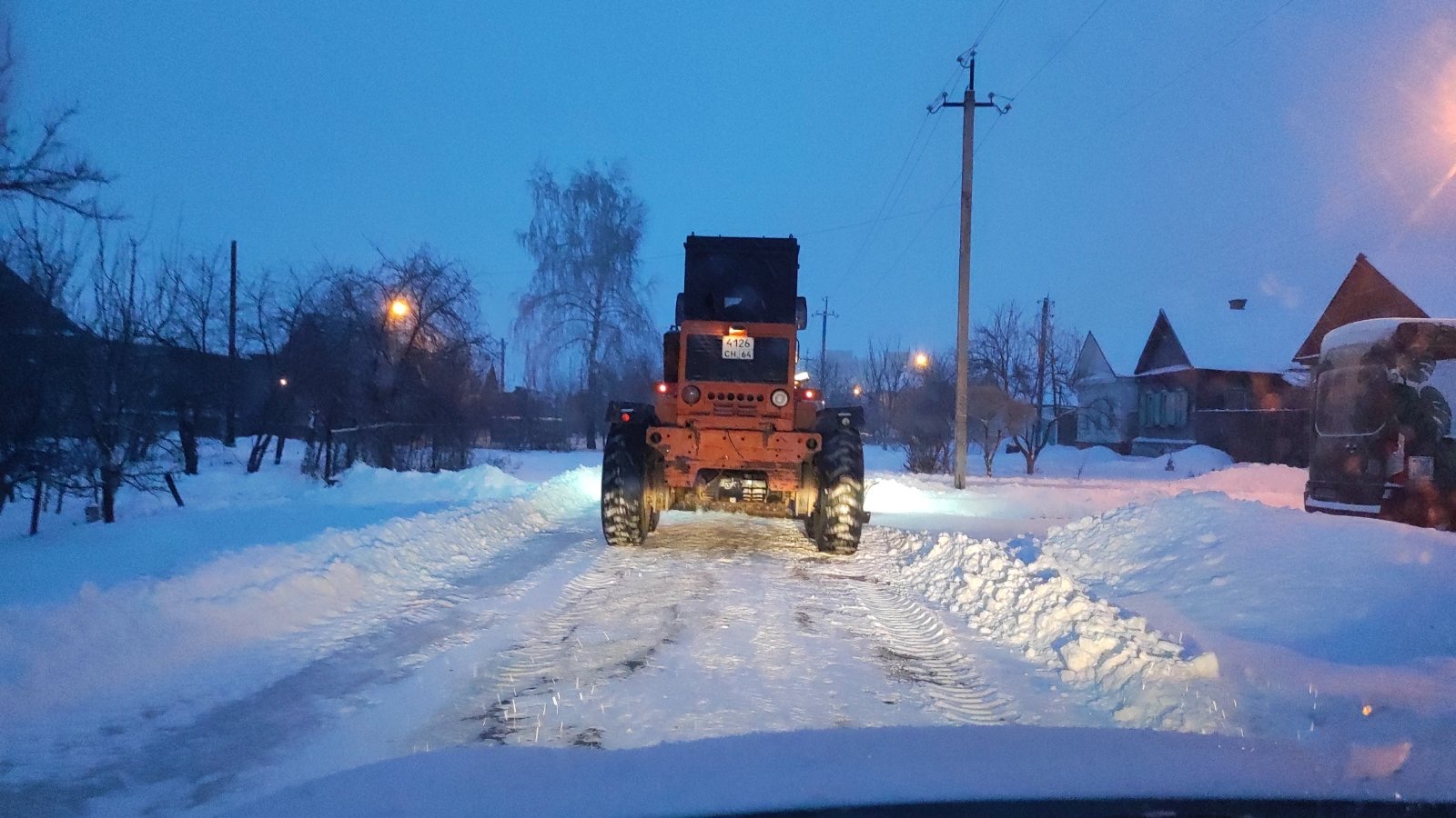 В Балакове коммунальные службы всю ночь убирали последствия непогоды. Работы по очистке снега продолжаются и сейчас