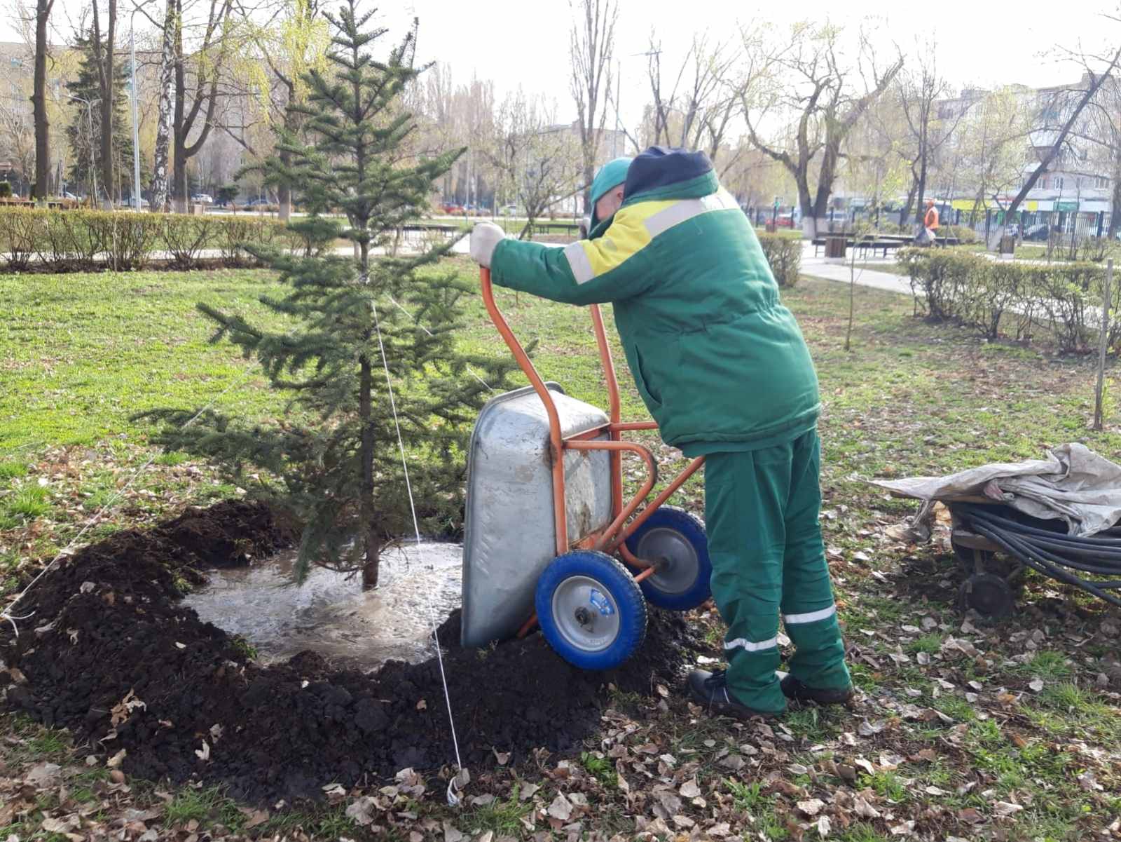 Сотрудники Комбината благоустройства продолжают наносить разметки на дороги и благоустраивать город