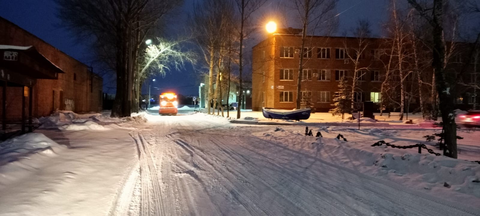 Коммунальные службы ведут работы по очистке города от снега