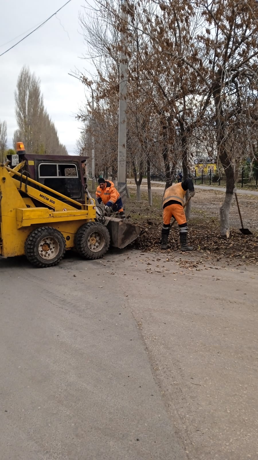 Сегодня на улицах города порядок наводят более сотни рабочих «Комбината благоустройства»