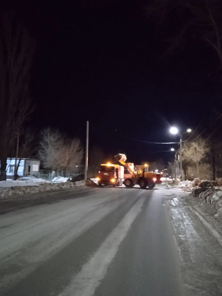 В Балаково продолжается уборка снега