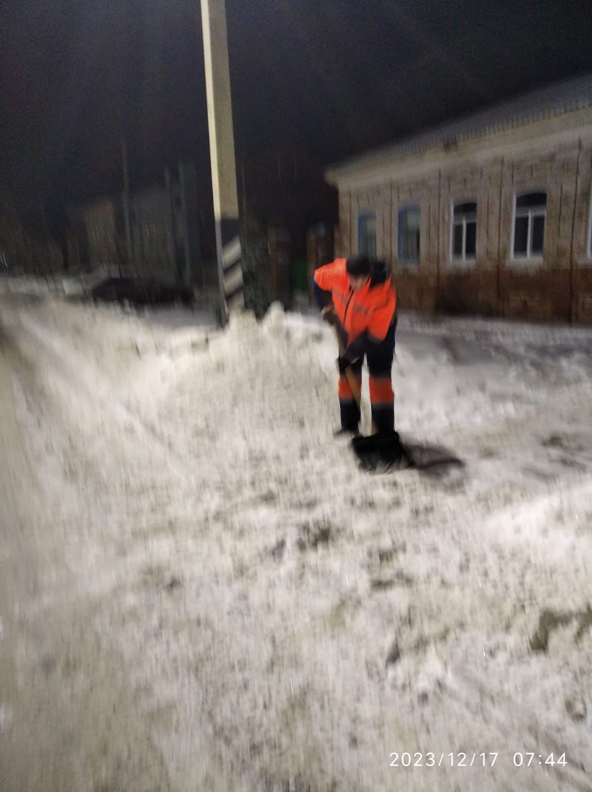 В Балакове продолжается очистка дорог и тротуаров от снега